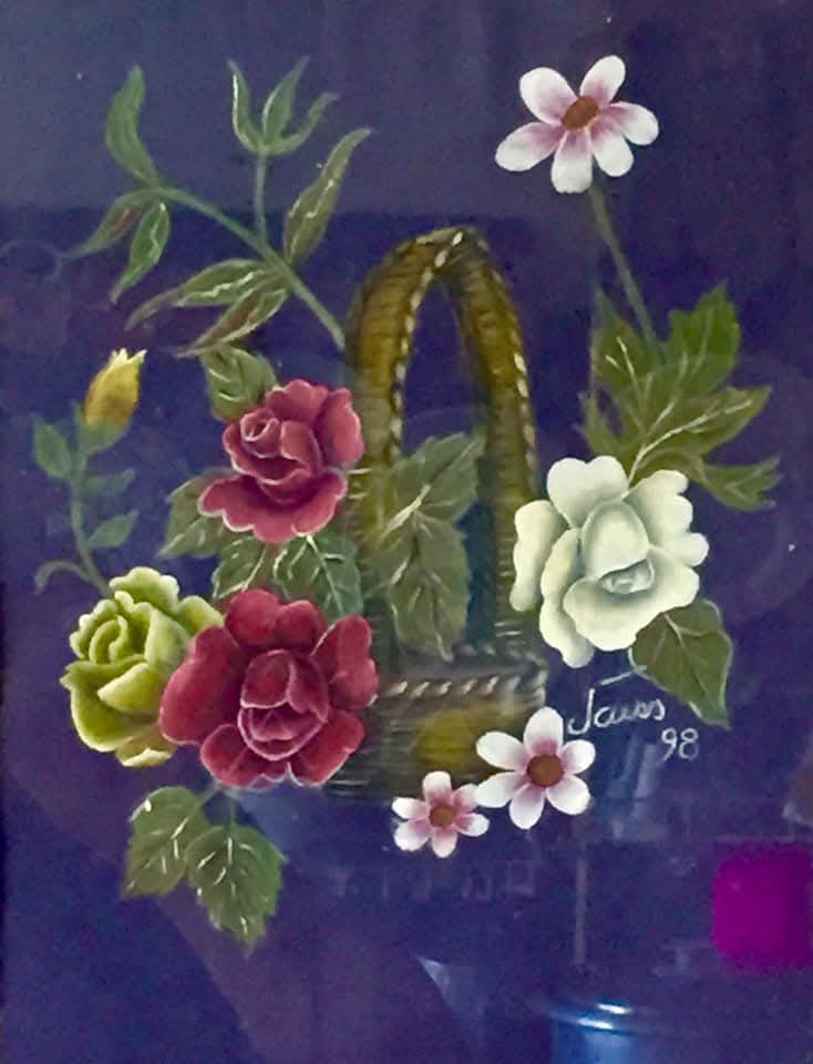 Pintura de una cesta de flores sobre fondo violeta