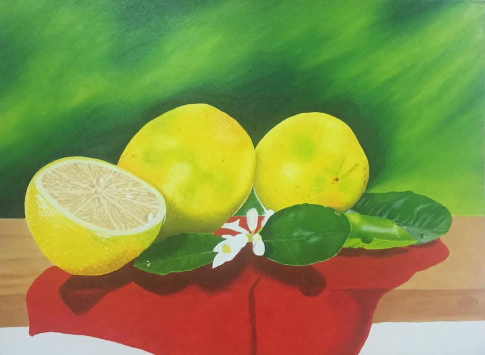 Pintura de tres limones, hojas y flor blanca sobre una mesa