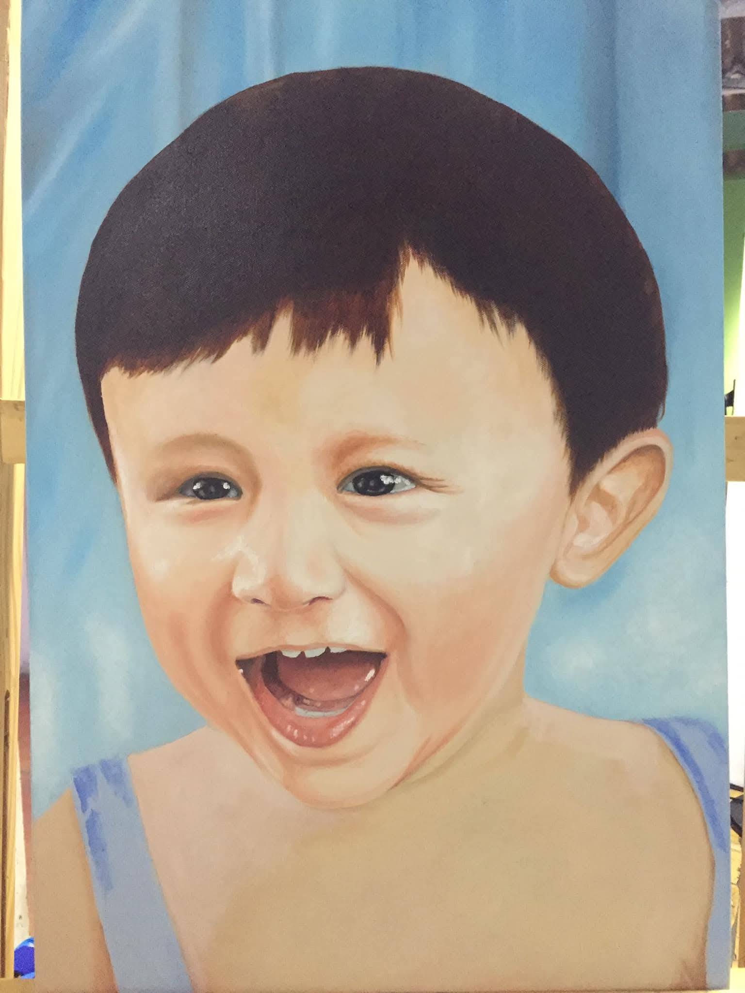 Pintura de un retrato infantil sobre un fondo azul y rosado